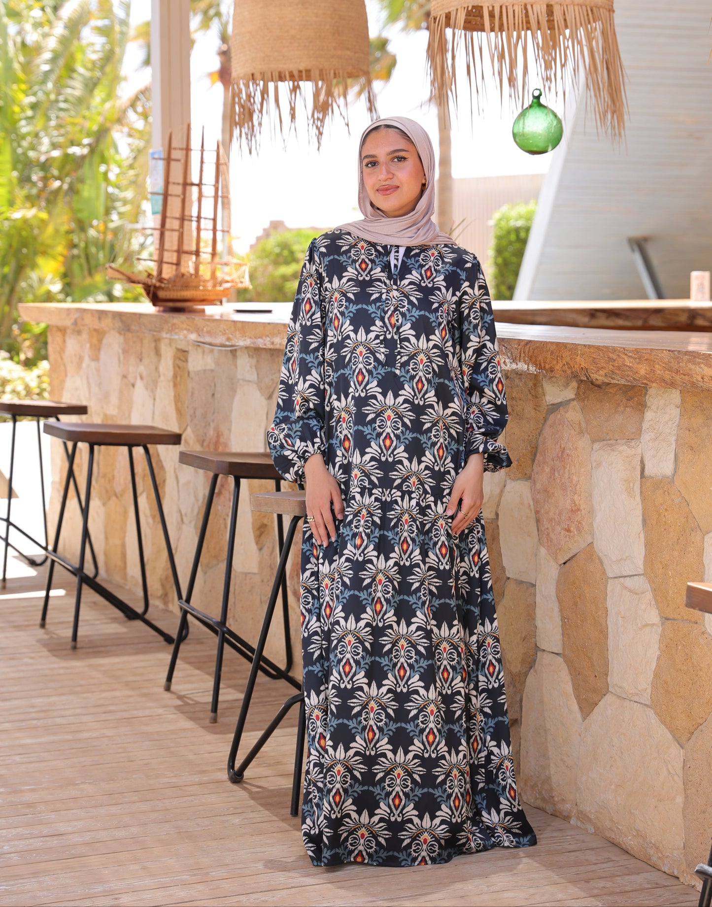 فستان ساتان منسدل - أسود 