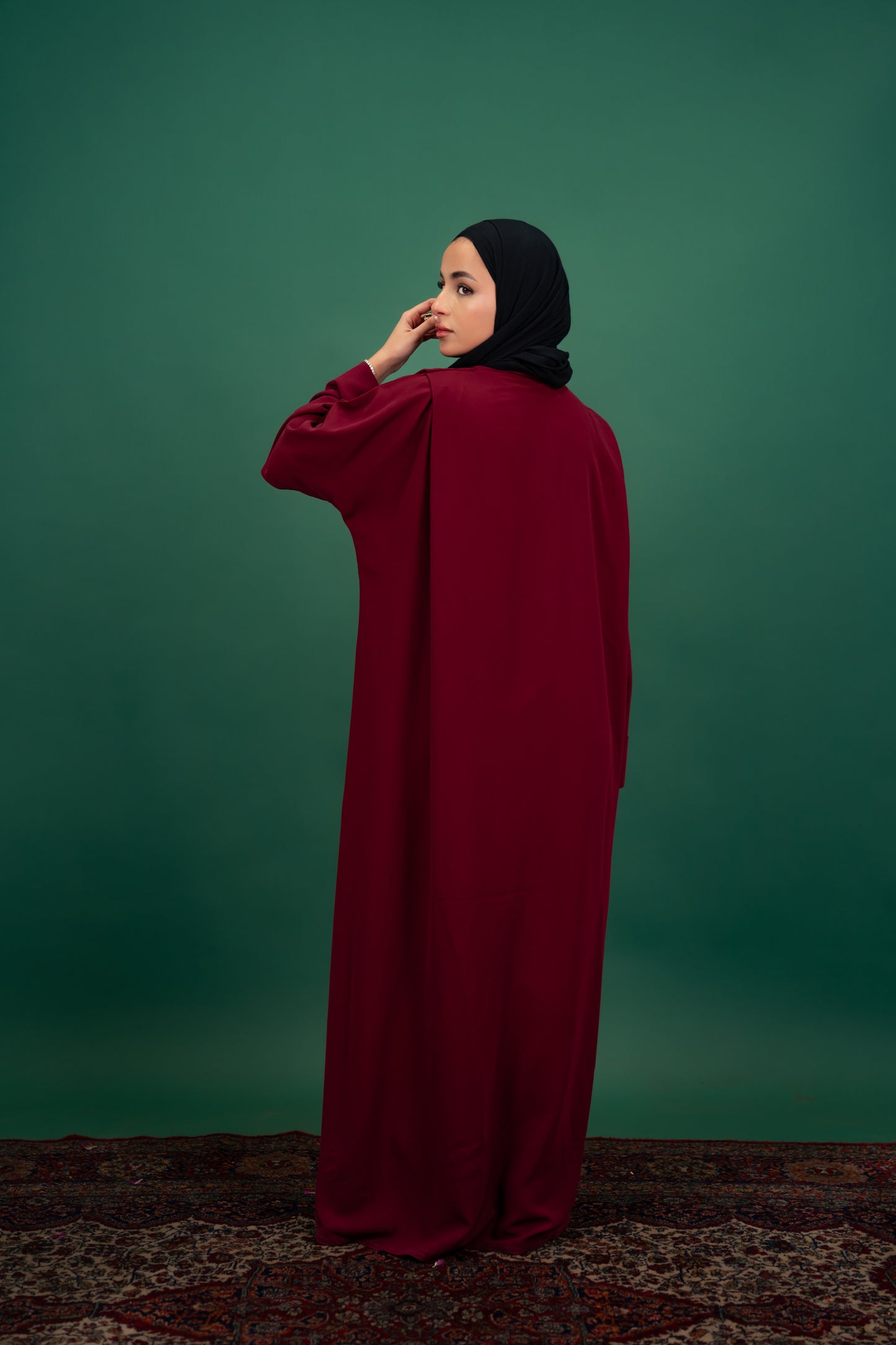 عباية بحواف على الكتف - عنابي
