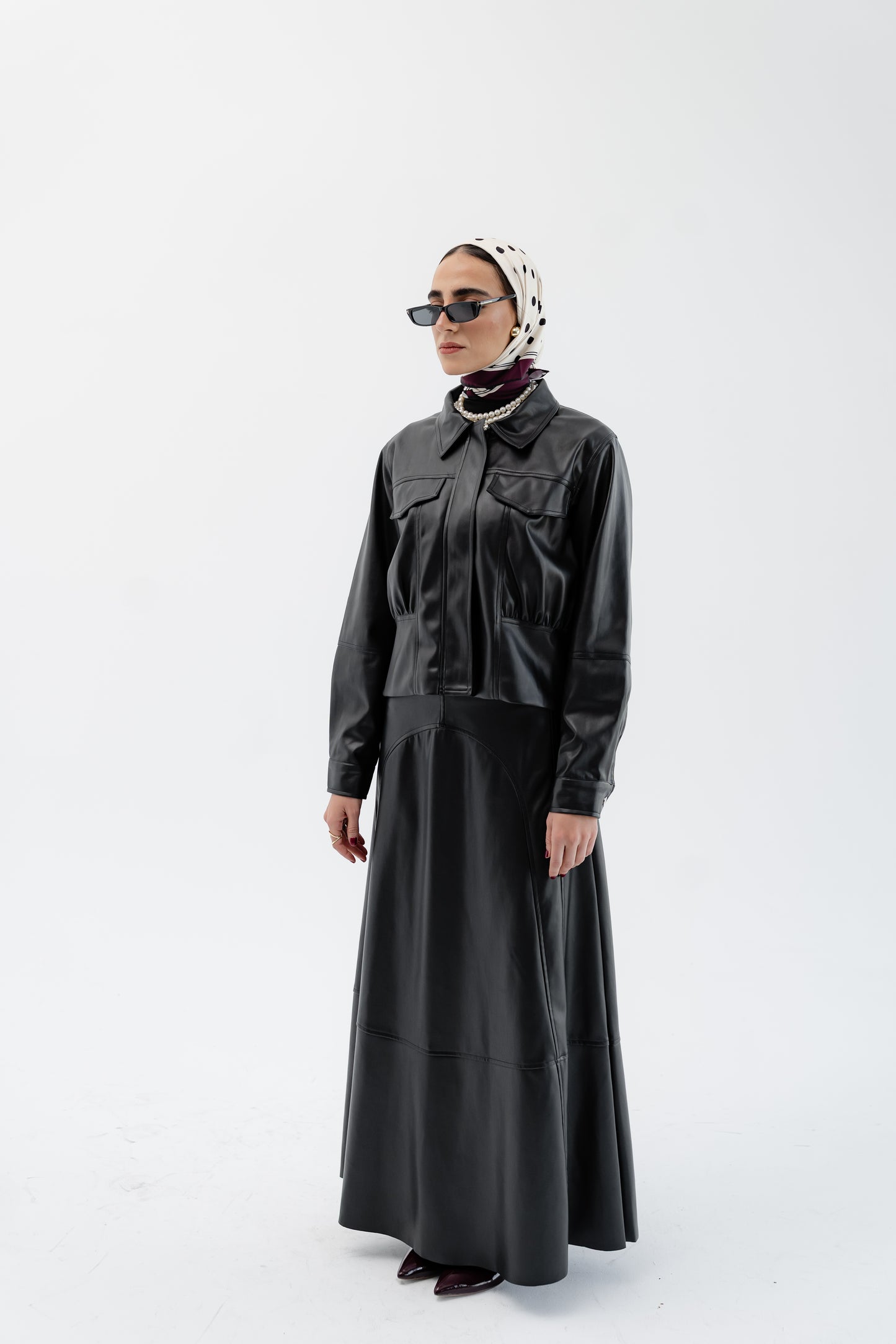 طقم جلدي - أسود